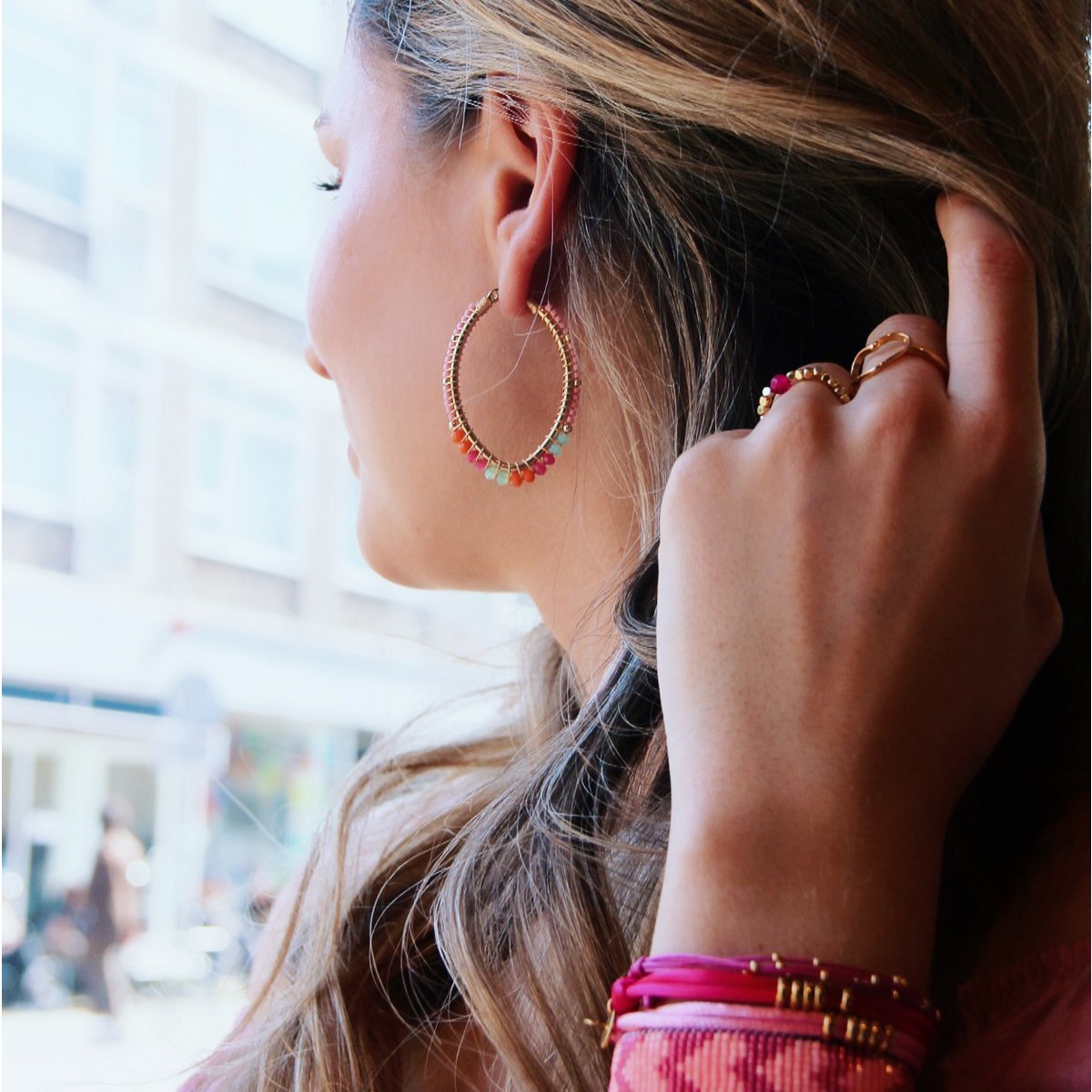 Ovale oorbellen met facetten en miyukis - rood/roze