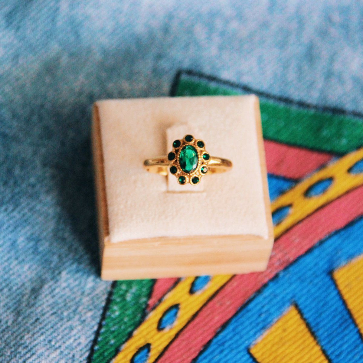 Vintagelook ring met groene stenen - goud