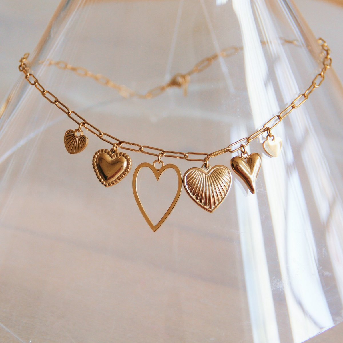 Ketting met bedels, hartjes – goud