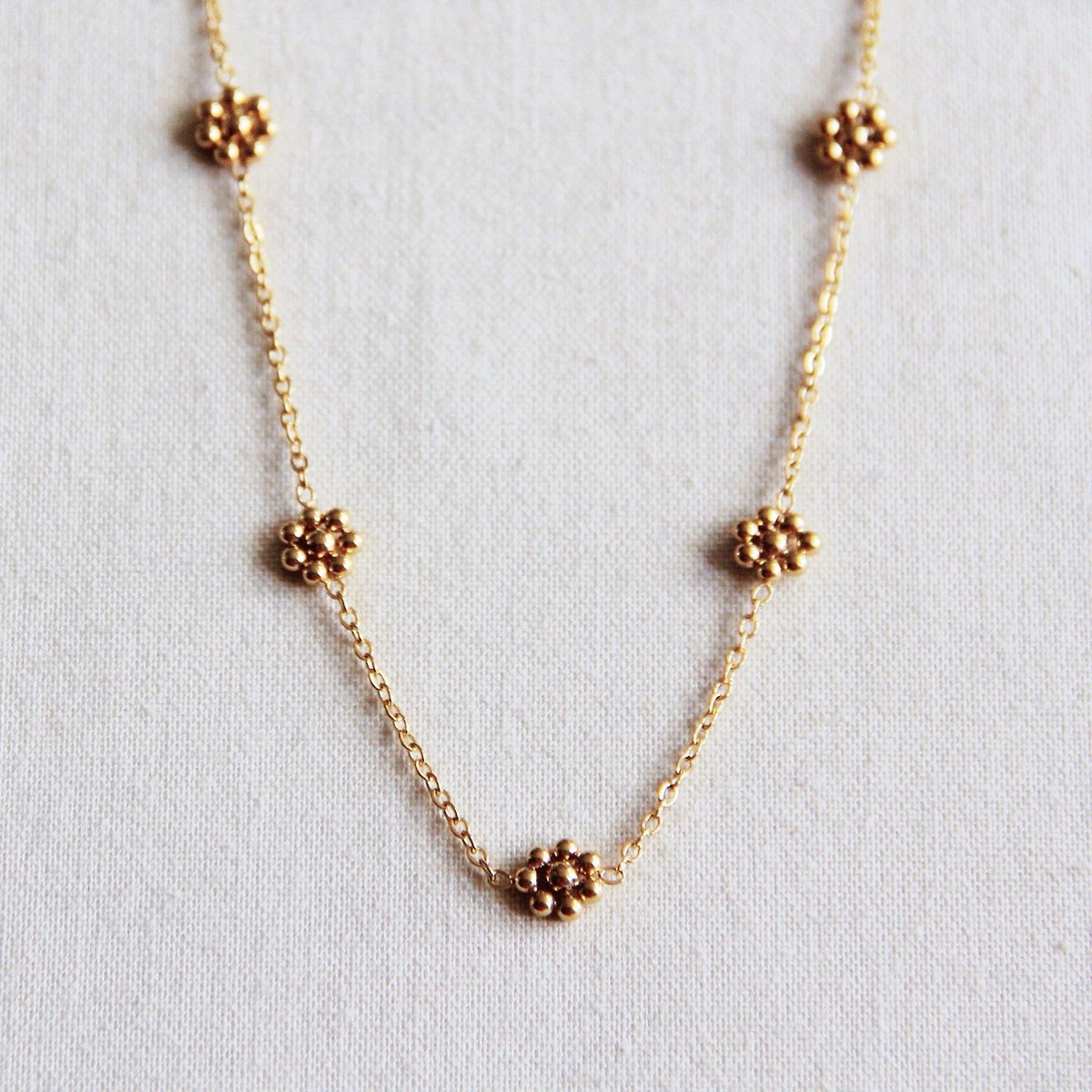 Ketting met madeliefbloemen
