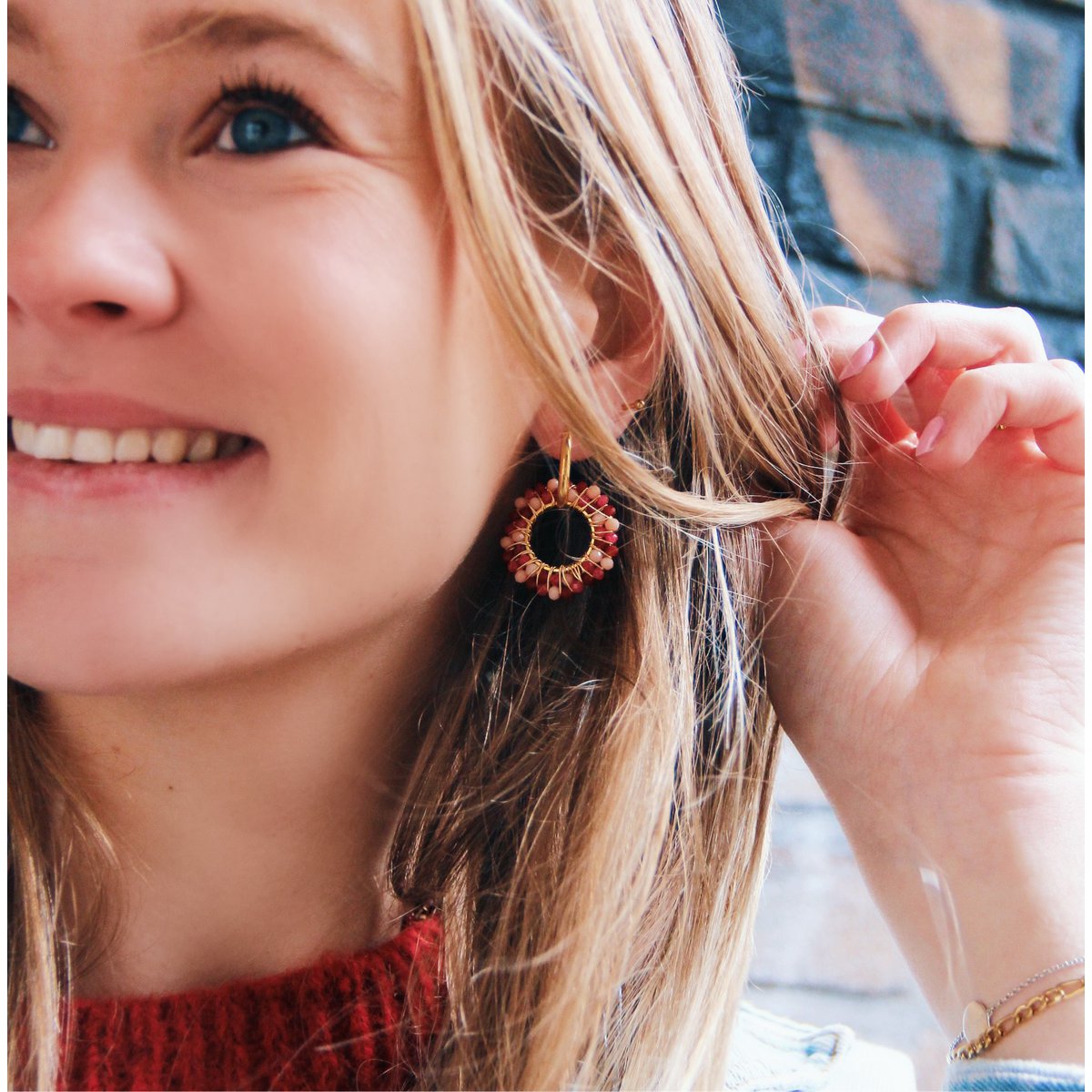 Oorbel met ronde facet hanger - roze/rode mix