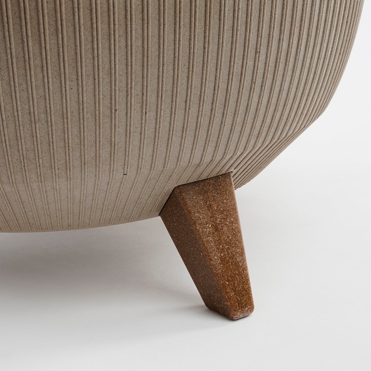 Doppio Flower Pot on Legs - H21 x Ø40 cm - Polypropylene - FSC Mix - Taupe