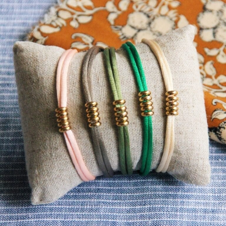 Satijnen armband met ringen – zandkleurig