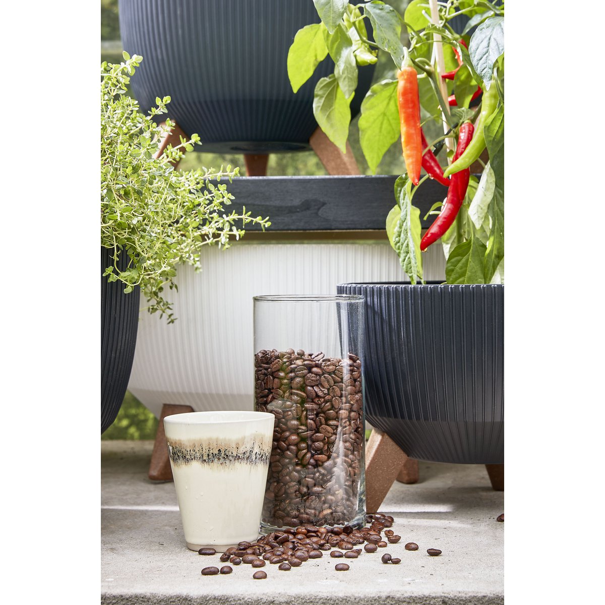 Doppio Flower Pot on Legs - H21 x Ø40 cm - Recycled Plastic - FSC Mix - Black