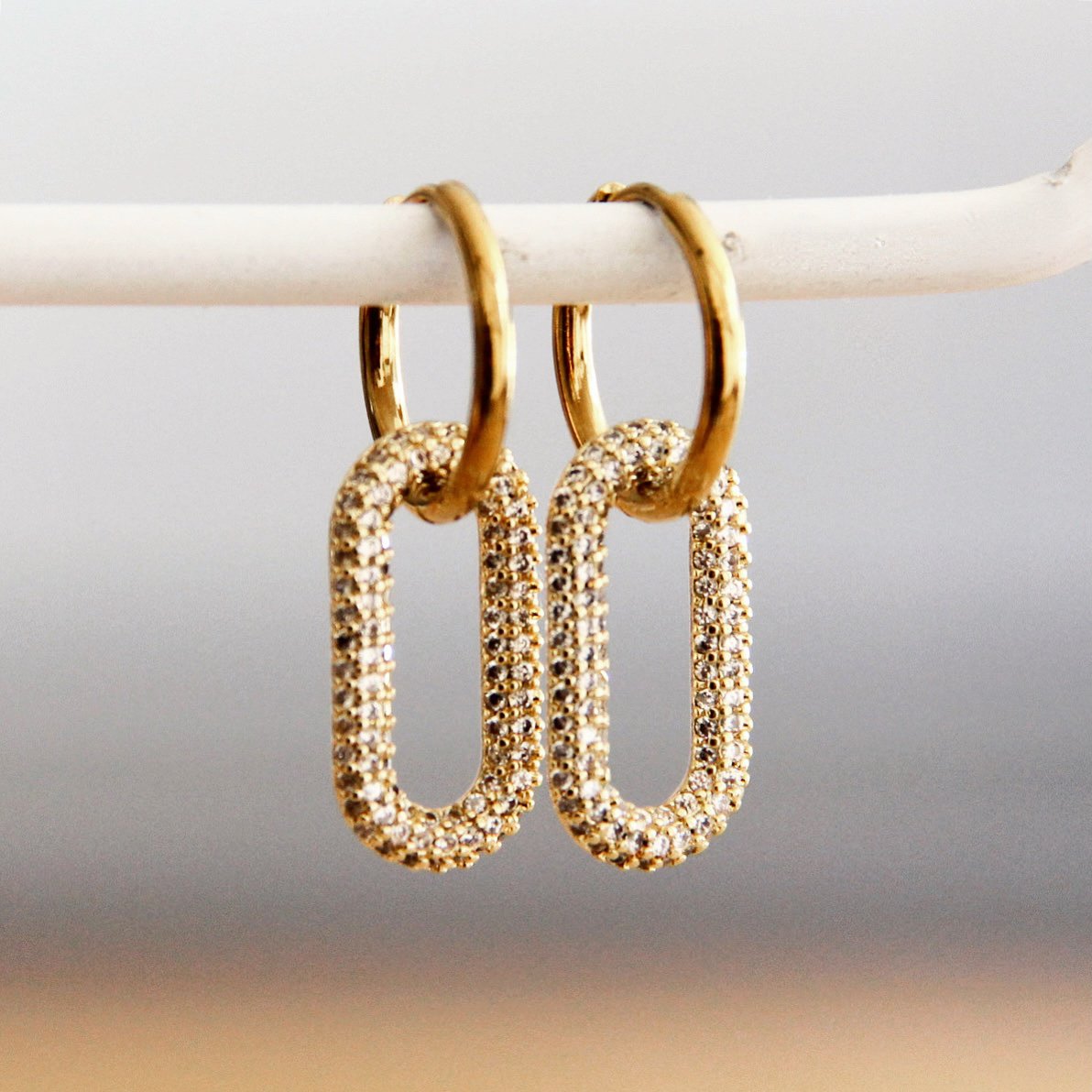 Earring with oval crystal pendant