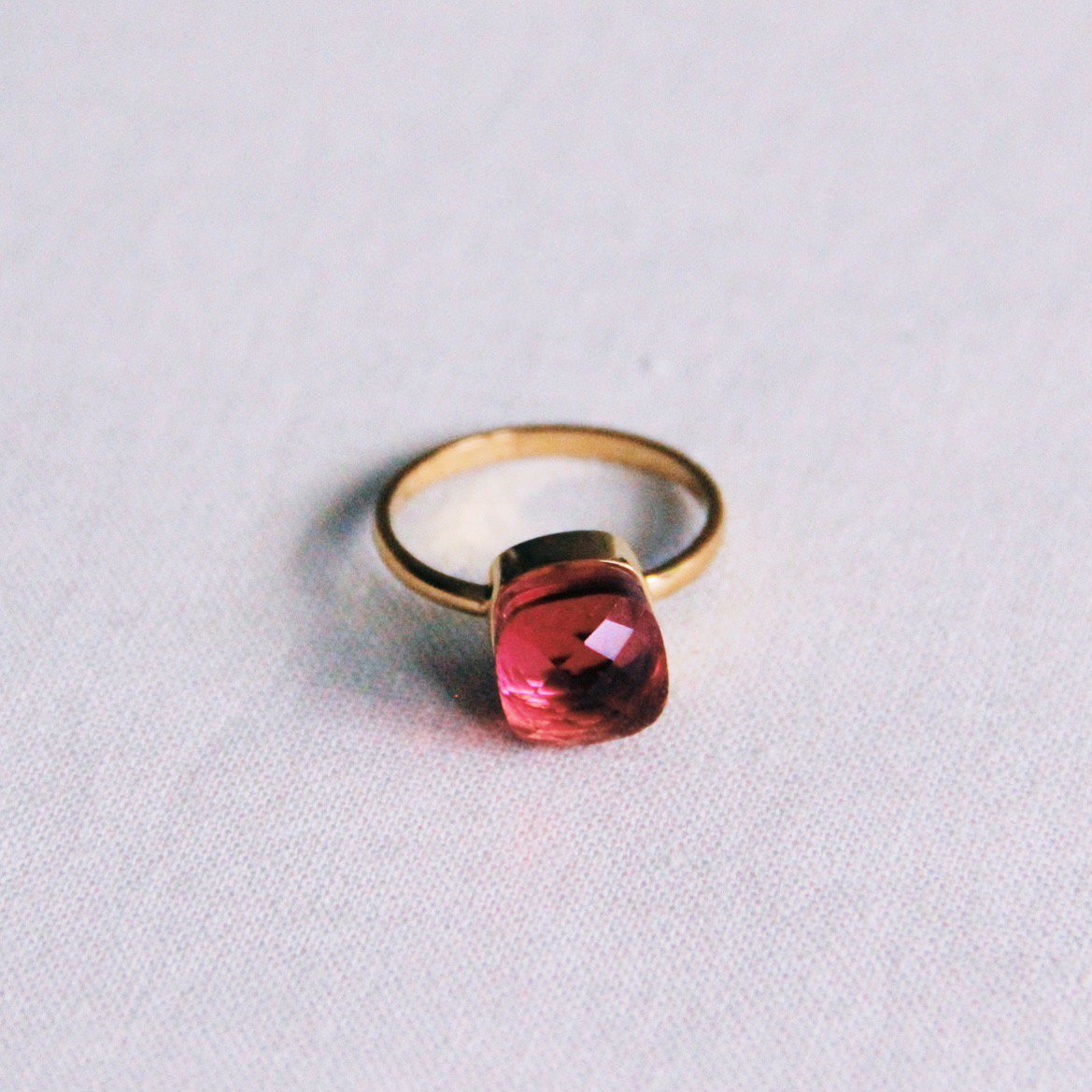 Ring with square crystal stone - magenta/gold