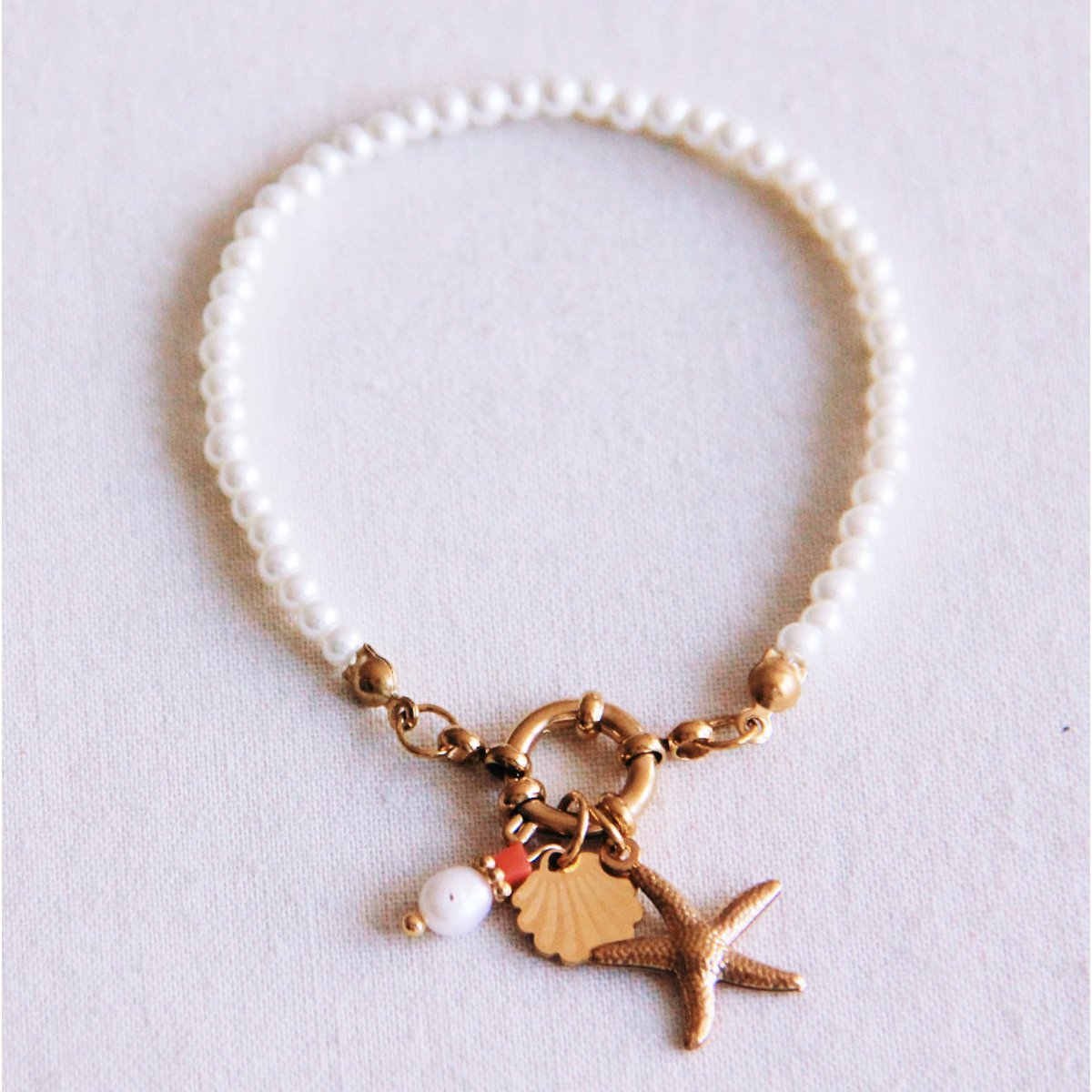 Parelarmband met bedels