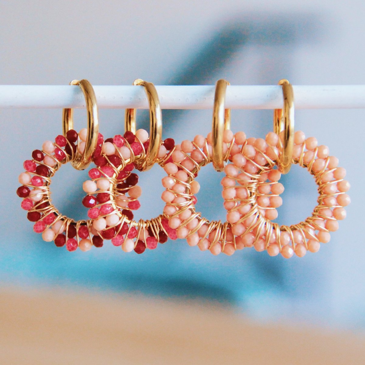 Oorbel met ronde facet hanger - roze/rode mix