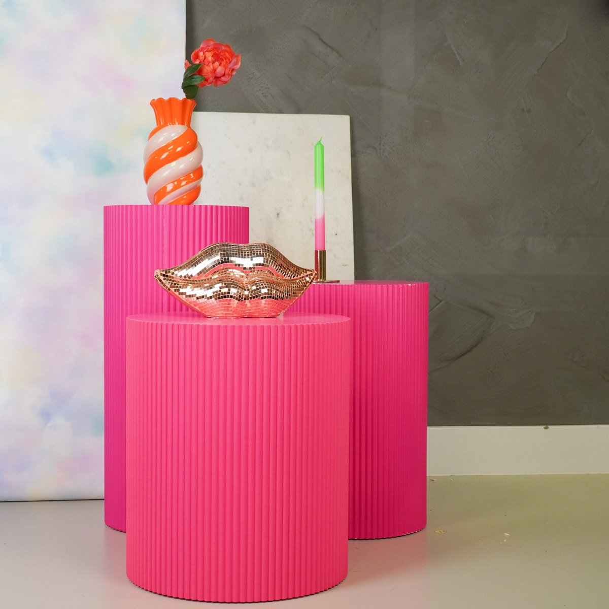 Side table / pillar - cylinder - MDF - neon pink - 30x54cm