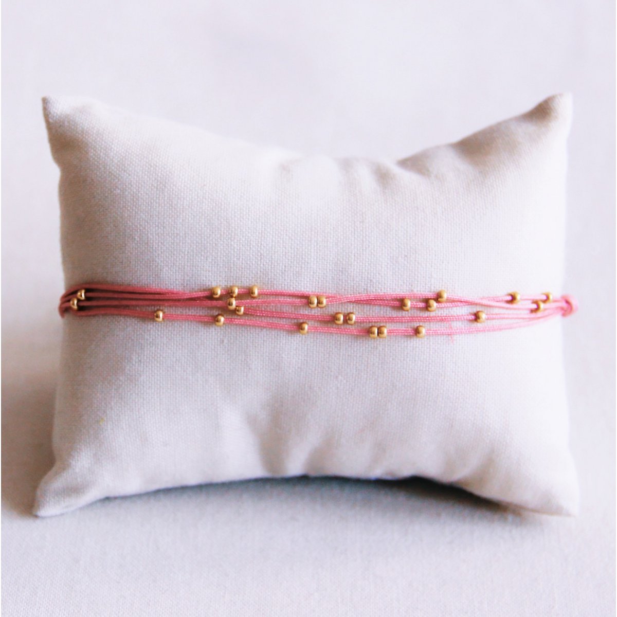 Viervoudige satijnen armband met kralen - roze