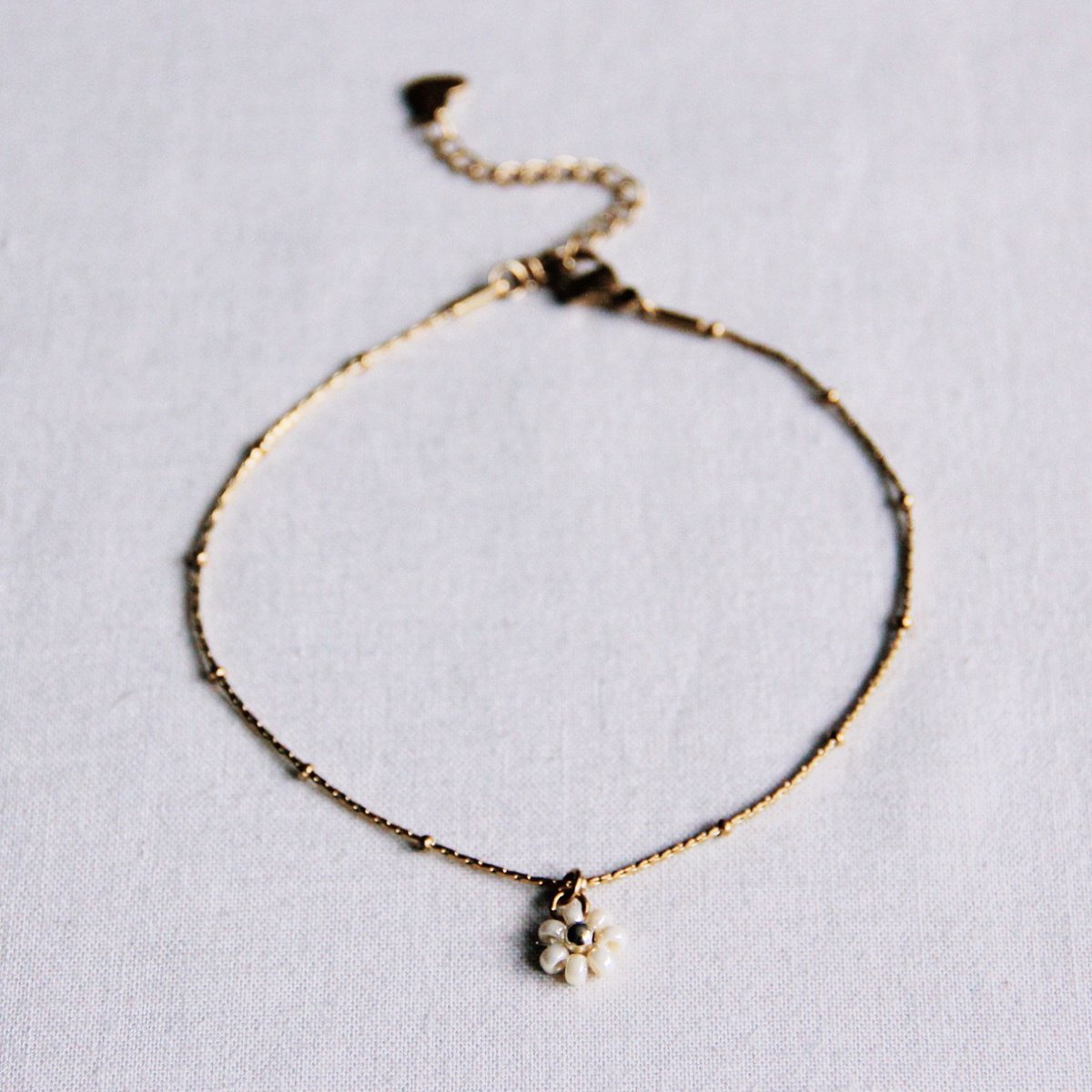 Fine stainless steel anklet with daisy flower – cream/gold