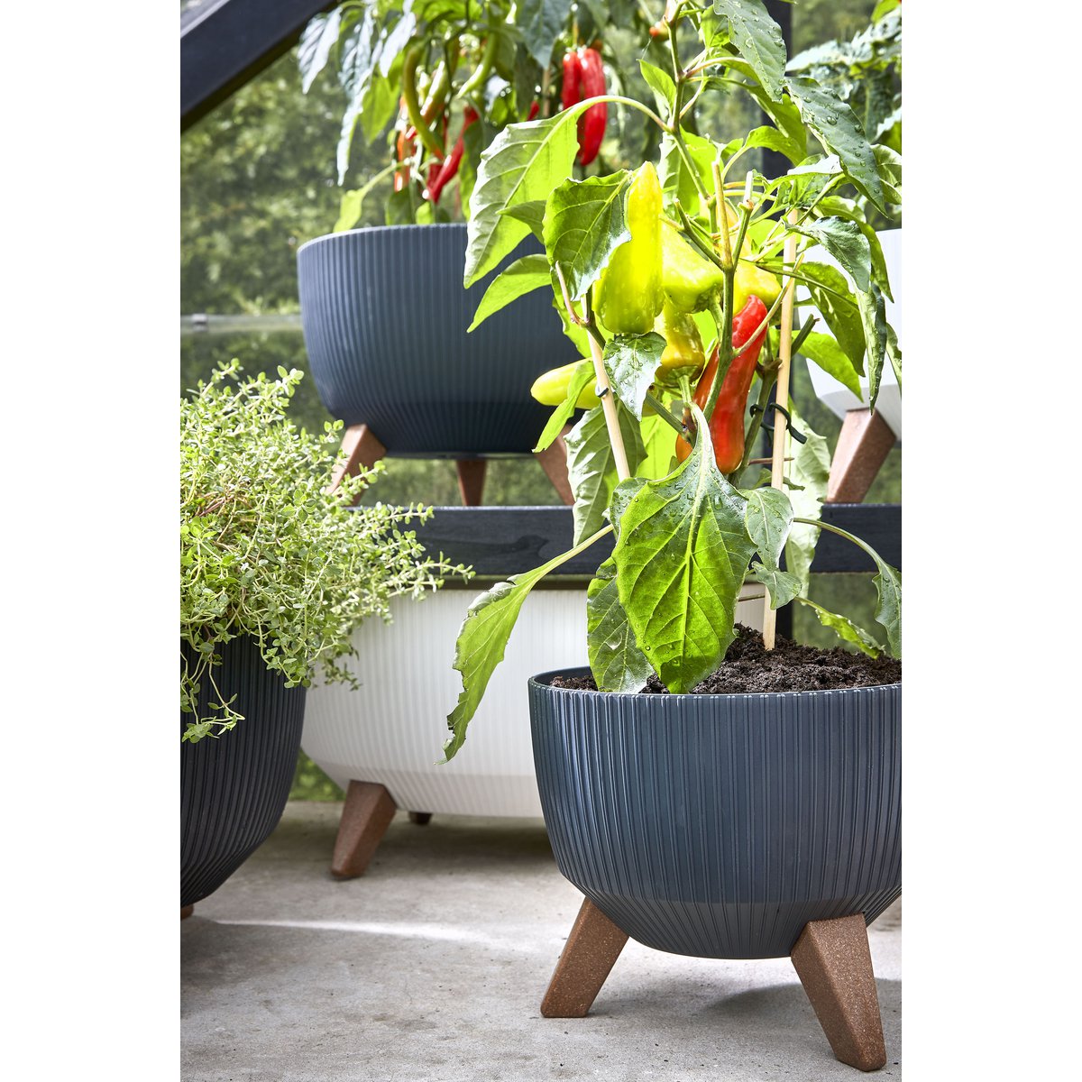 Doppio Flower Pot on Legs - H21 x Ø40 cm - Recycled Plastic - FSC Mix - Black