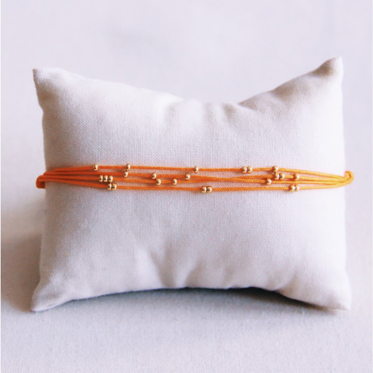 Viervoudige satijnen armband met kralen - oranje