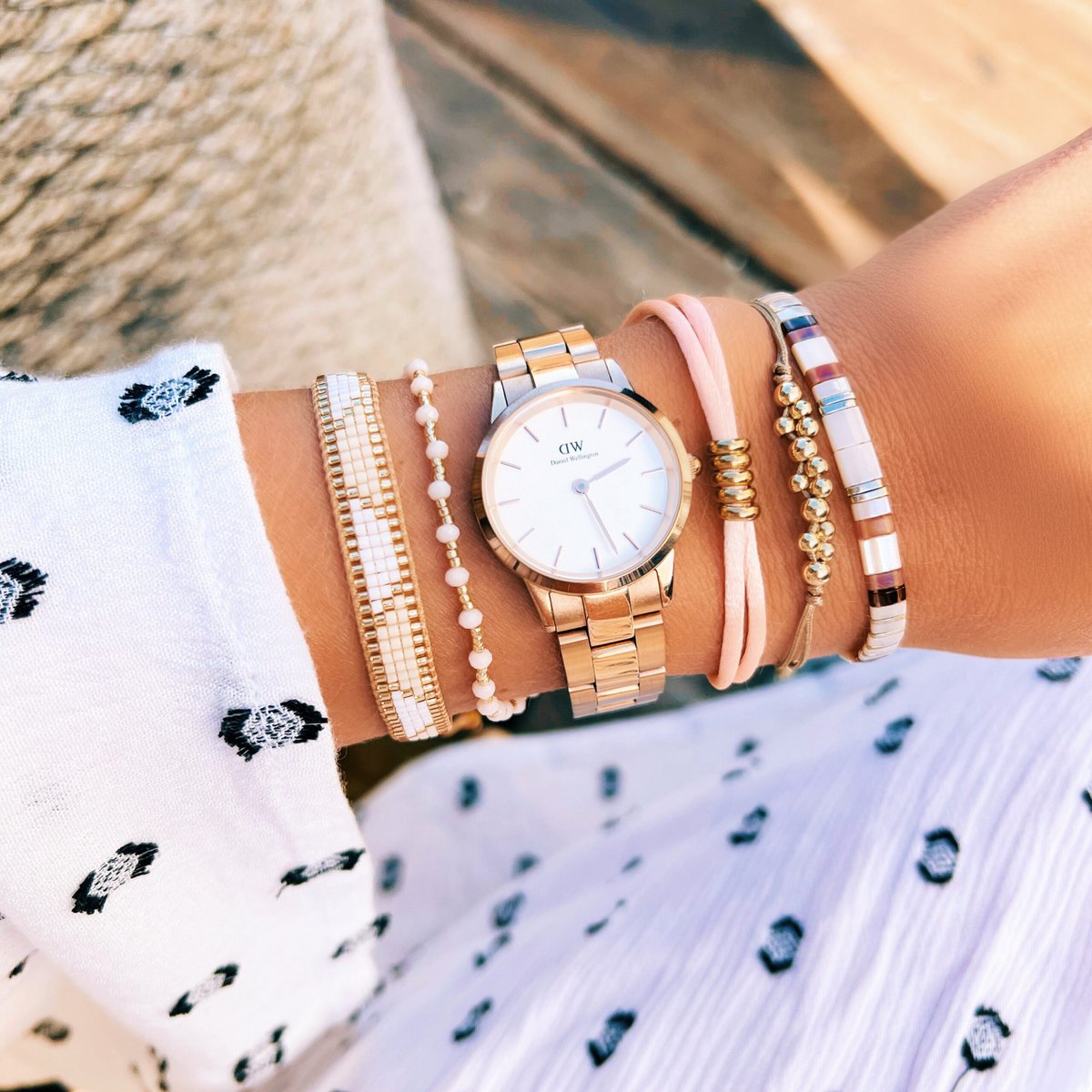 Satijnen armband met ringen – zandkleurig