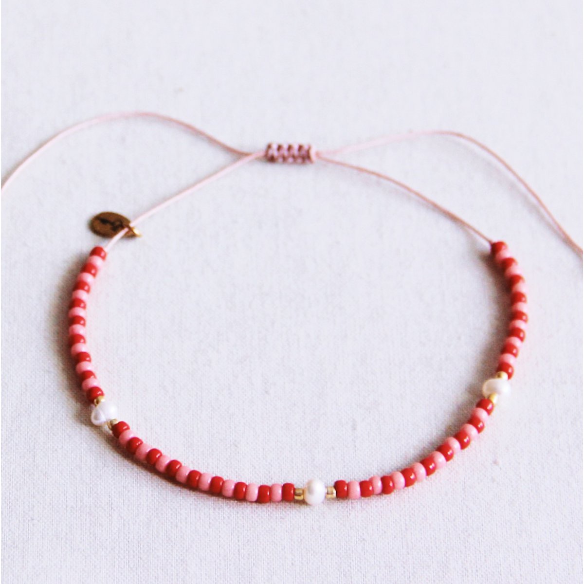 Kralen enkelbandje met parels - rood/roze