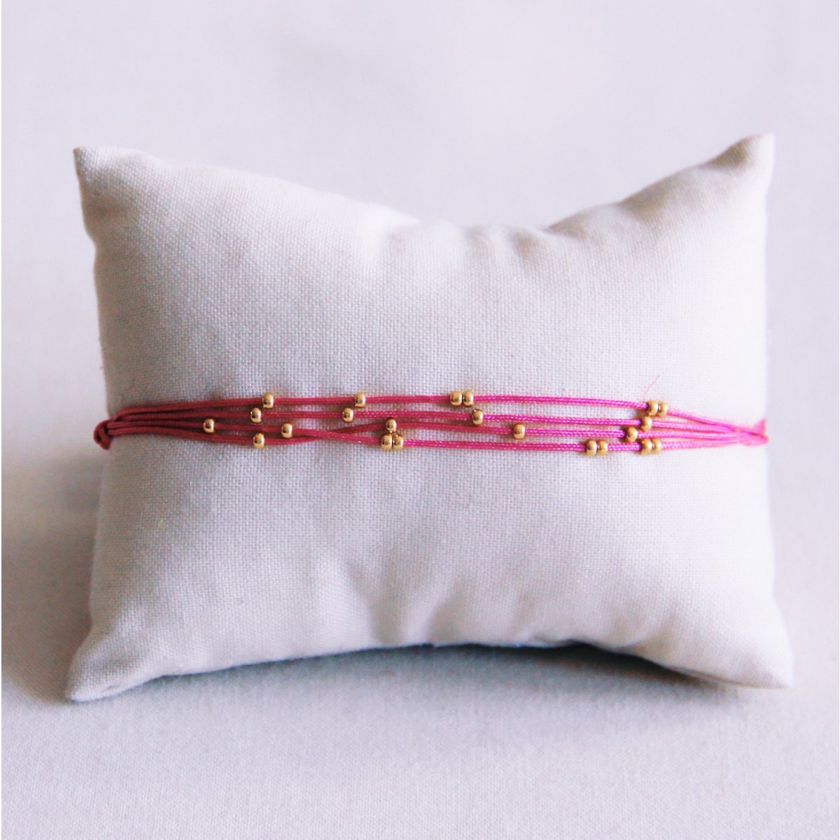 Satijnen armband met kralen - fuchsia/goud