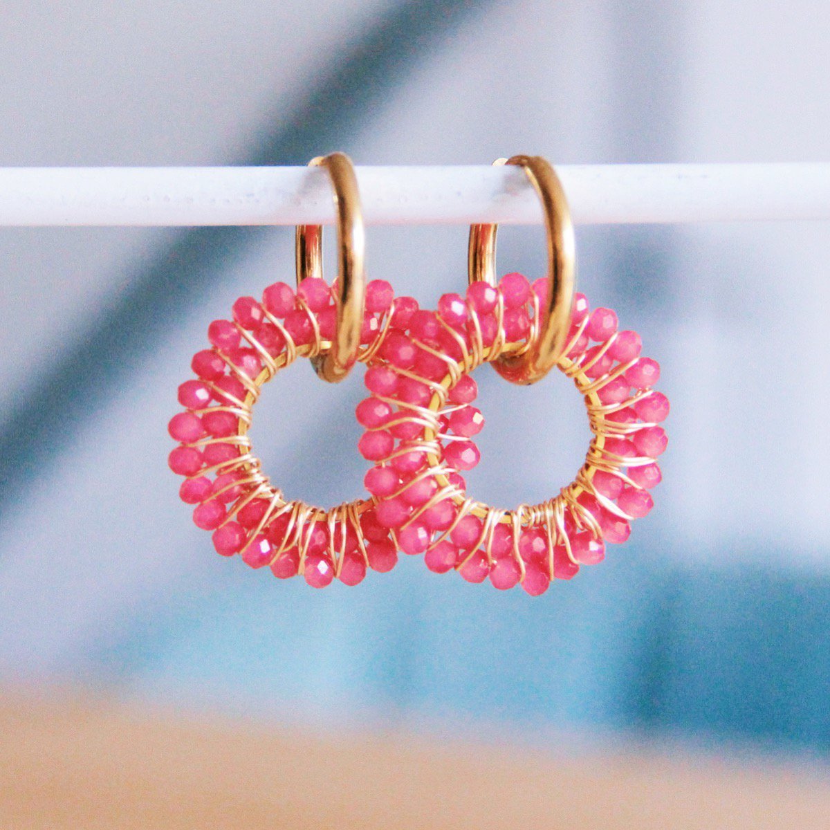 Earring with round facet pendant - fuchsia