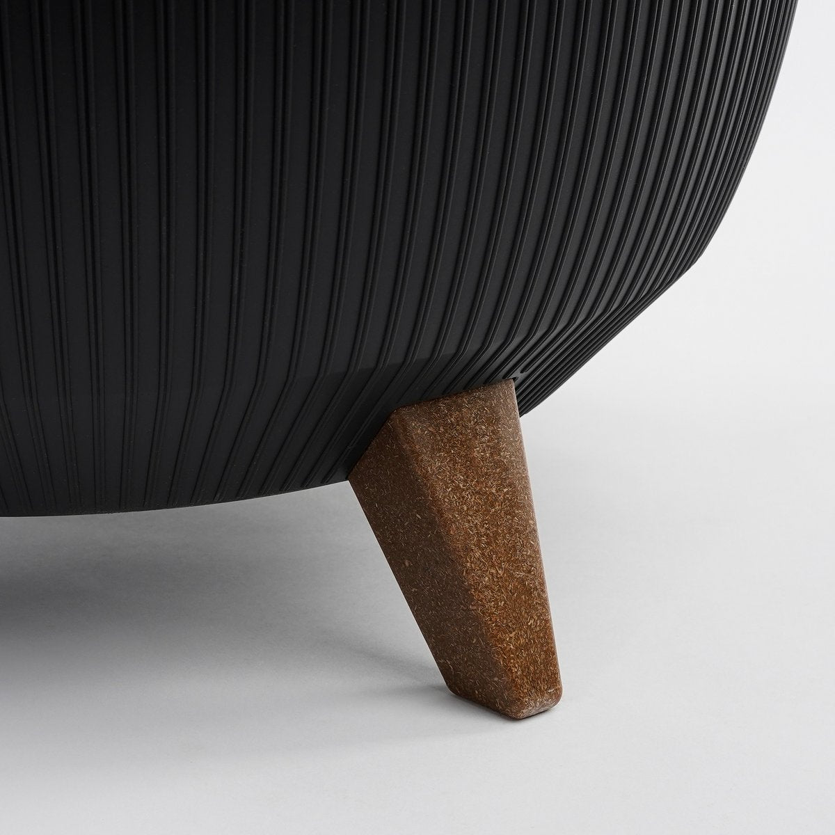 Doppio Flower Pot on Legs - H21 x Ø40 cm - Recycled Plastic - FSC Mix - Black