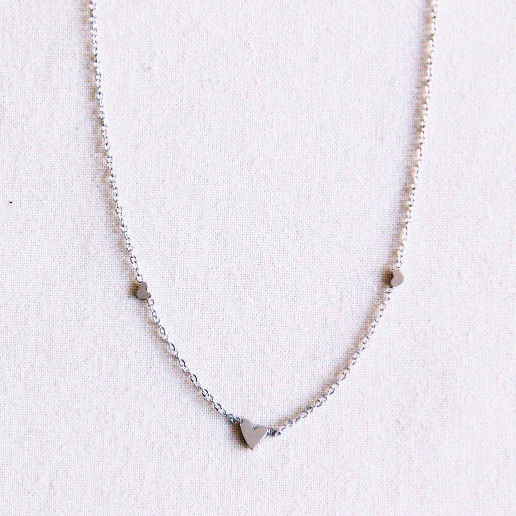 Edelstalen fijne ketting met 3 mini hartjes