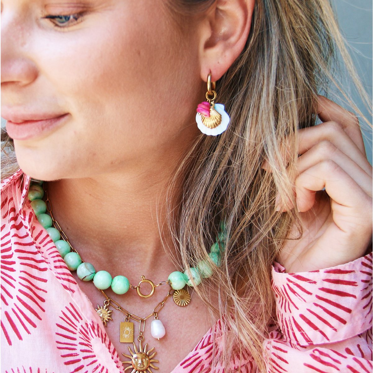 Oorbellen met schelpen en edelstenen - lichtblauw/fuchsia
