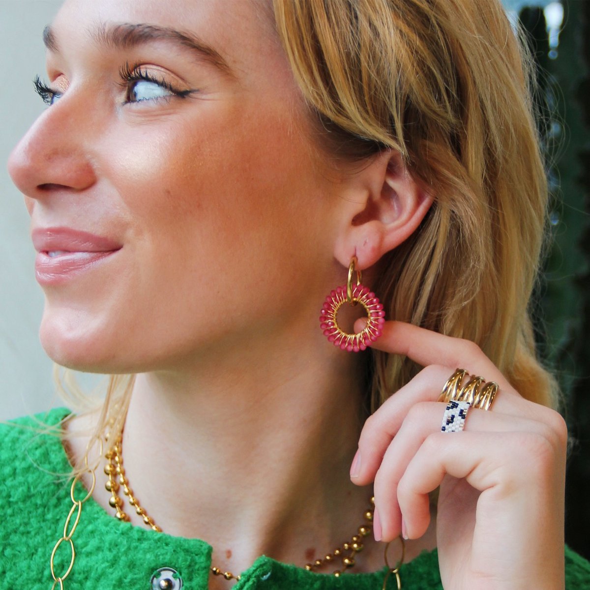 Earring with round facet pendant - fuchsia