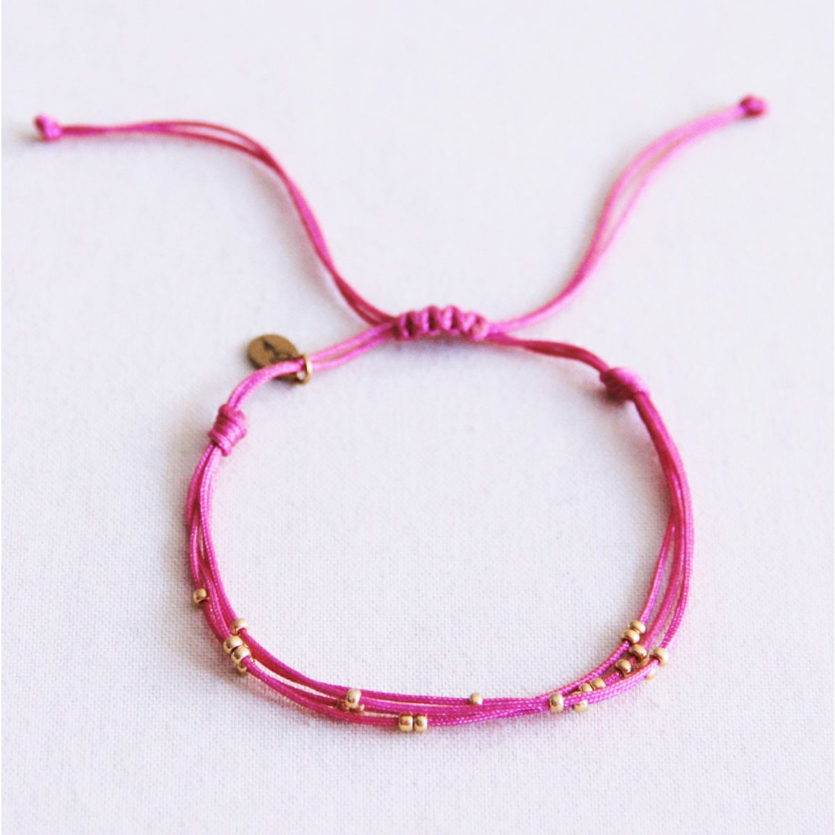 Satijnen armband met kralen - fuchsia/goud
