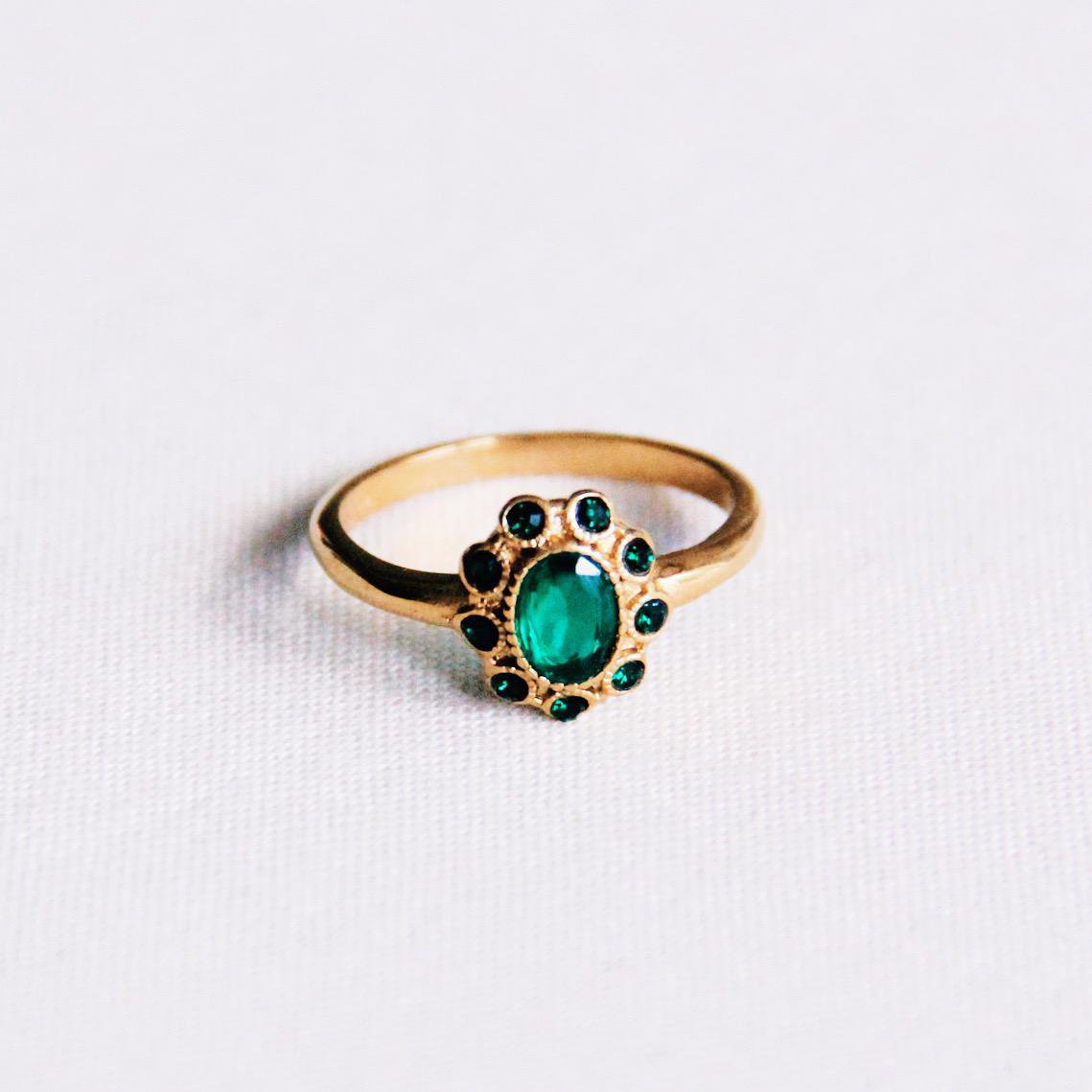 Vintagelook ring met groene stenen - goud