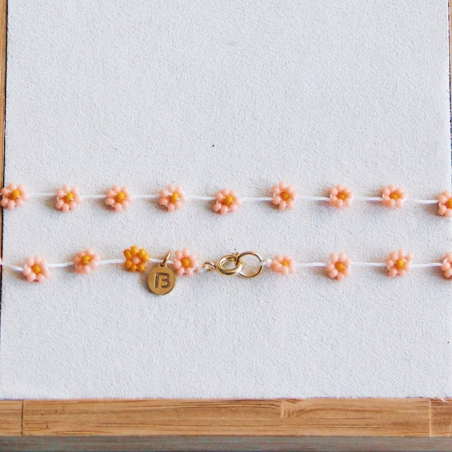 Ketting met madeliefjesbloem – zalmroze/oranje