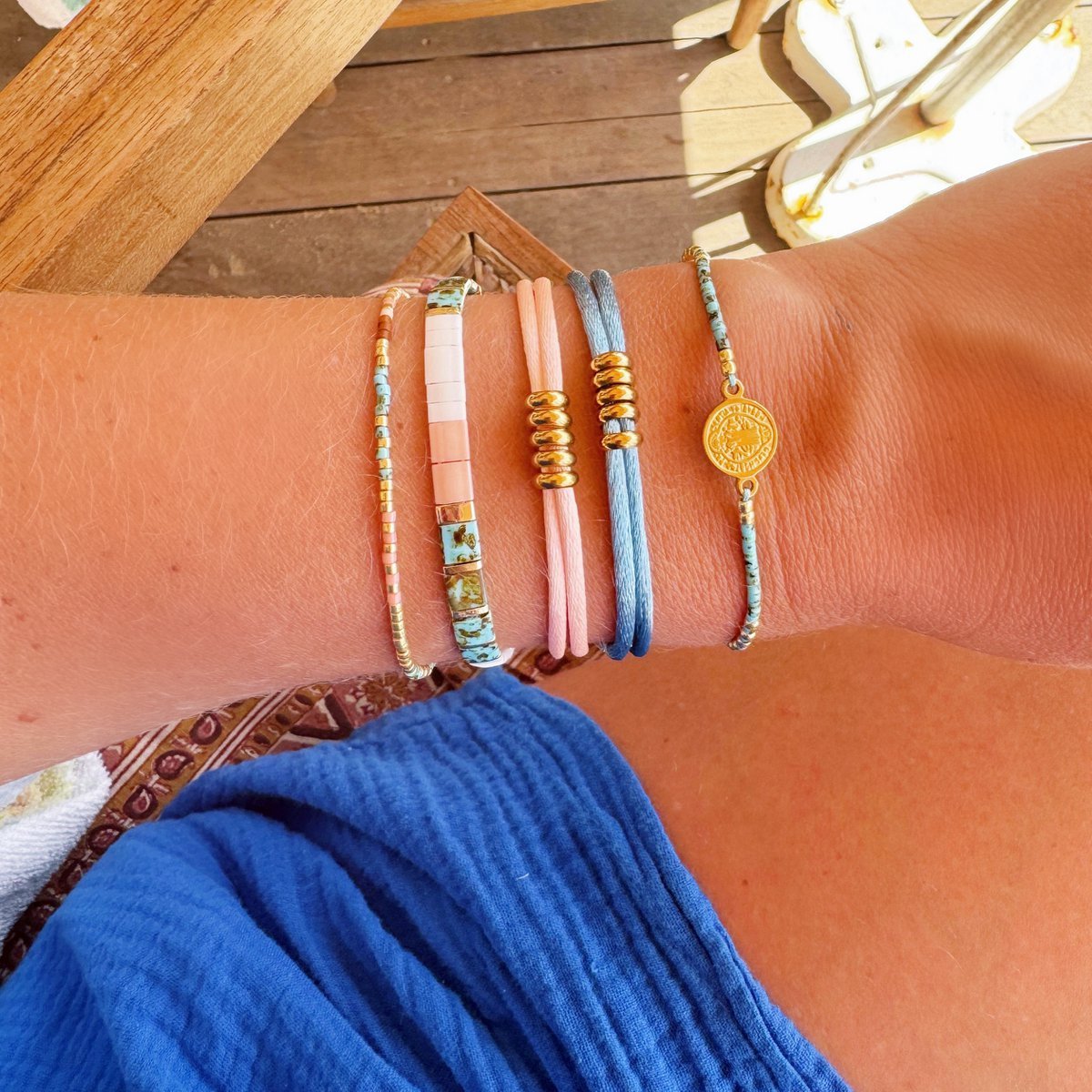 Satijnen armband met ringen - zalm/goud