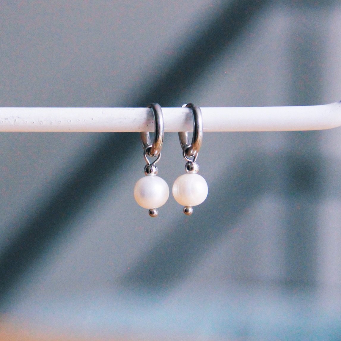 Creoles with freshwater pearl drop - silver