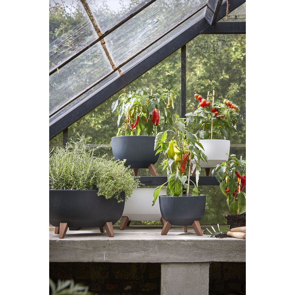 Doppio Flower Pot on Legs - H21 x Ø40 cm - Polypropylene - FSC Mix - Off White