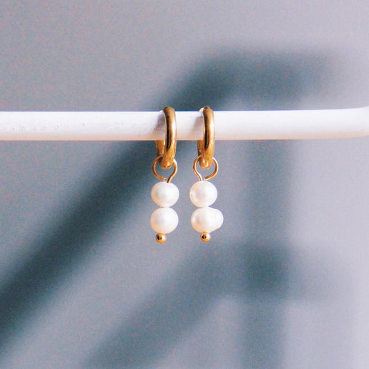 Creoles with freshwater pearls hanging - gold