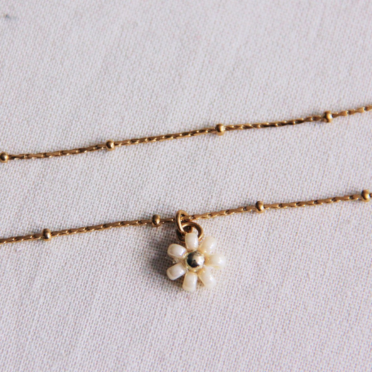 Fine stainless steel anklet with daisy flower – cream/gold