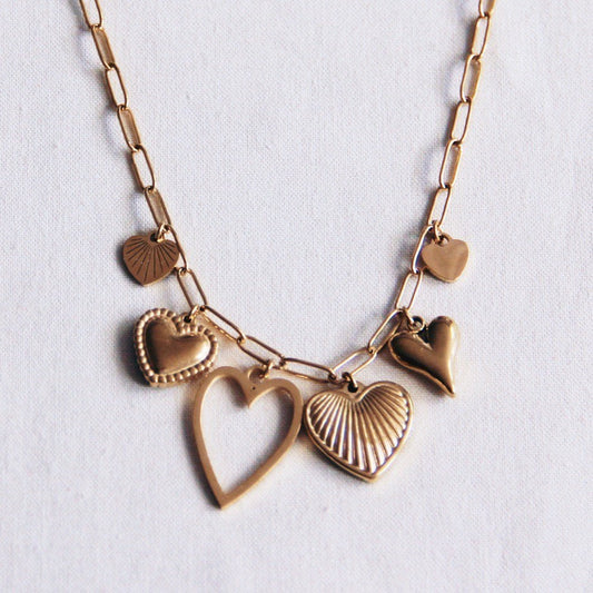 Ketting met bedels, hartjes – goud