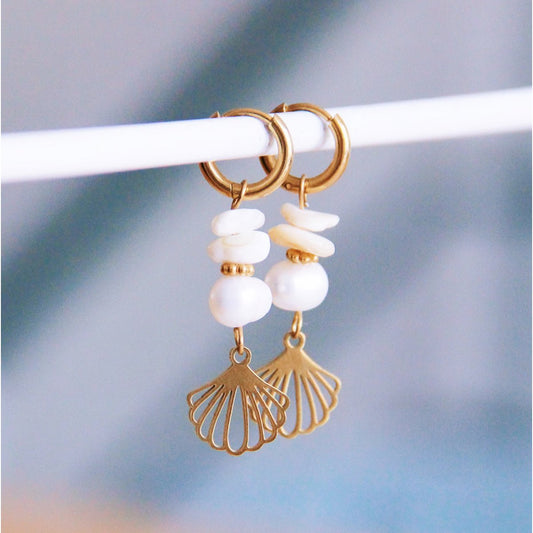 Earrings hanging with pearl