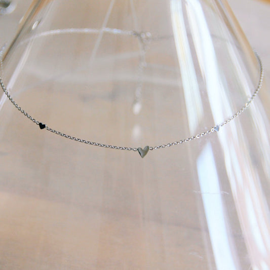 Edelstalen fijne ketting met 3 mini hartjes