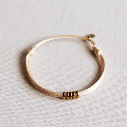Satijnen armband met ringen – zandkleurig