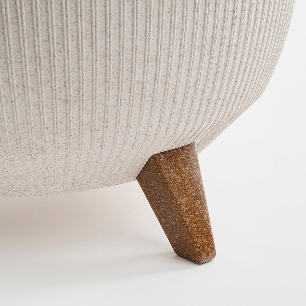 Doppio Flower Pot on Legs - H22 x Ø47 cm - Polypropylene - FSC Mix - Off White