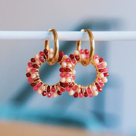 Oorbel met ronde facet hanger - roze/rode mix