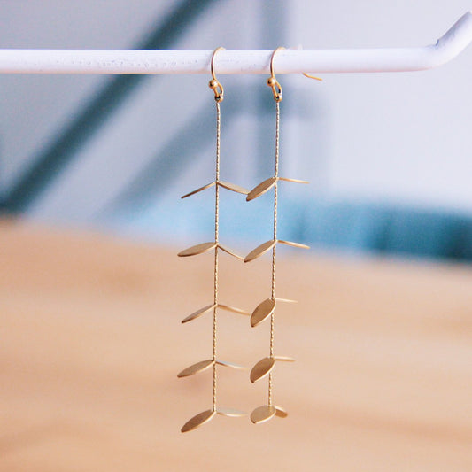 Fine hanging earring leaves
