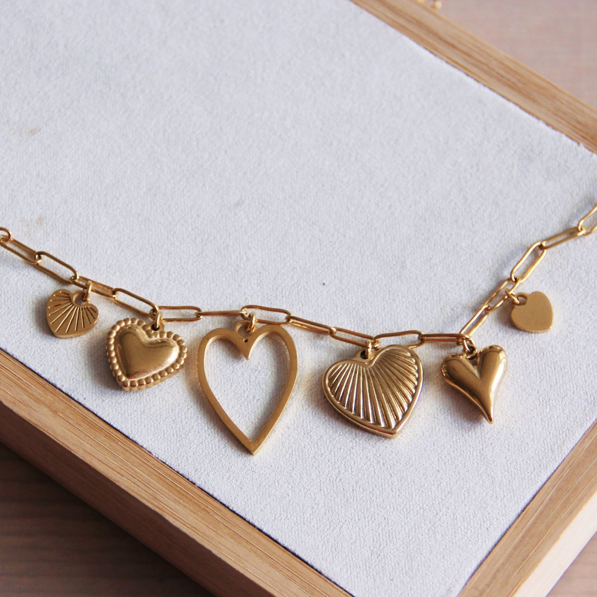 Ketting met bedels, hartjes – goud